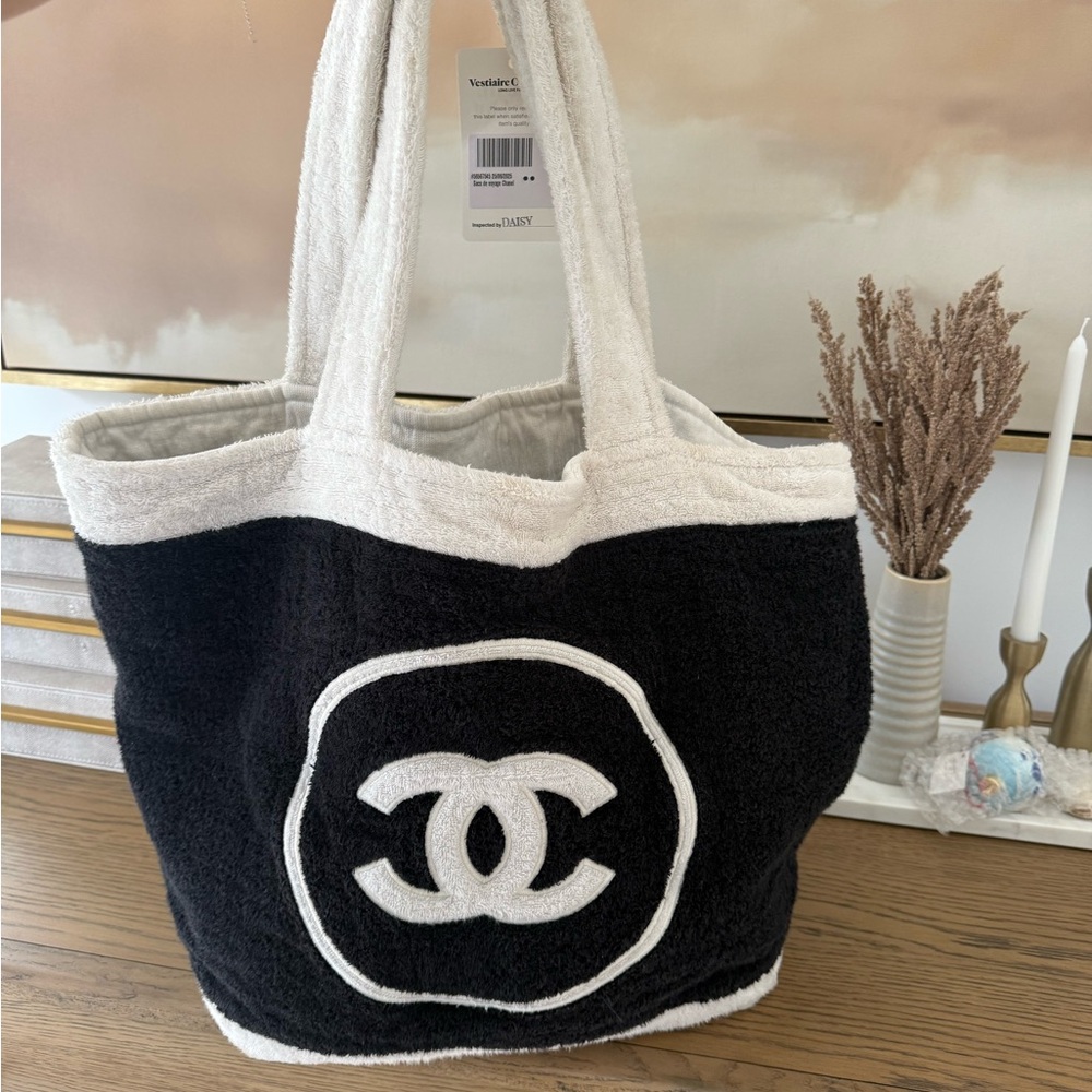 Chanel Black and White Tote Bag - Picture 4 of 9